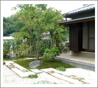 重厚感で存在感のある日本庭園