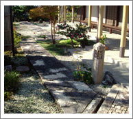 御影石と信濃鉄平石を使った日本庭園