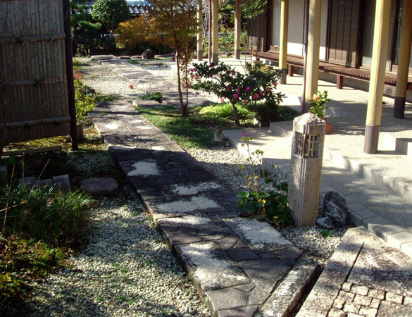 灯篭のある日本庭園