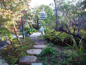 七層塔を使った日本庭園